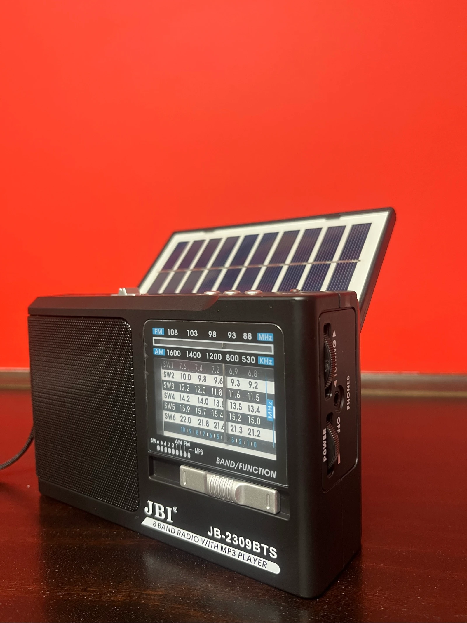 Rádio solar a bateria e a pilhas 